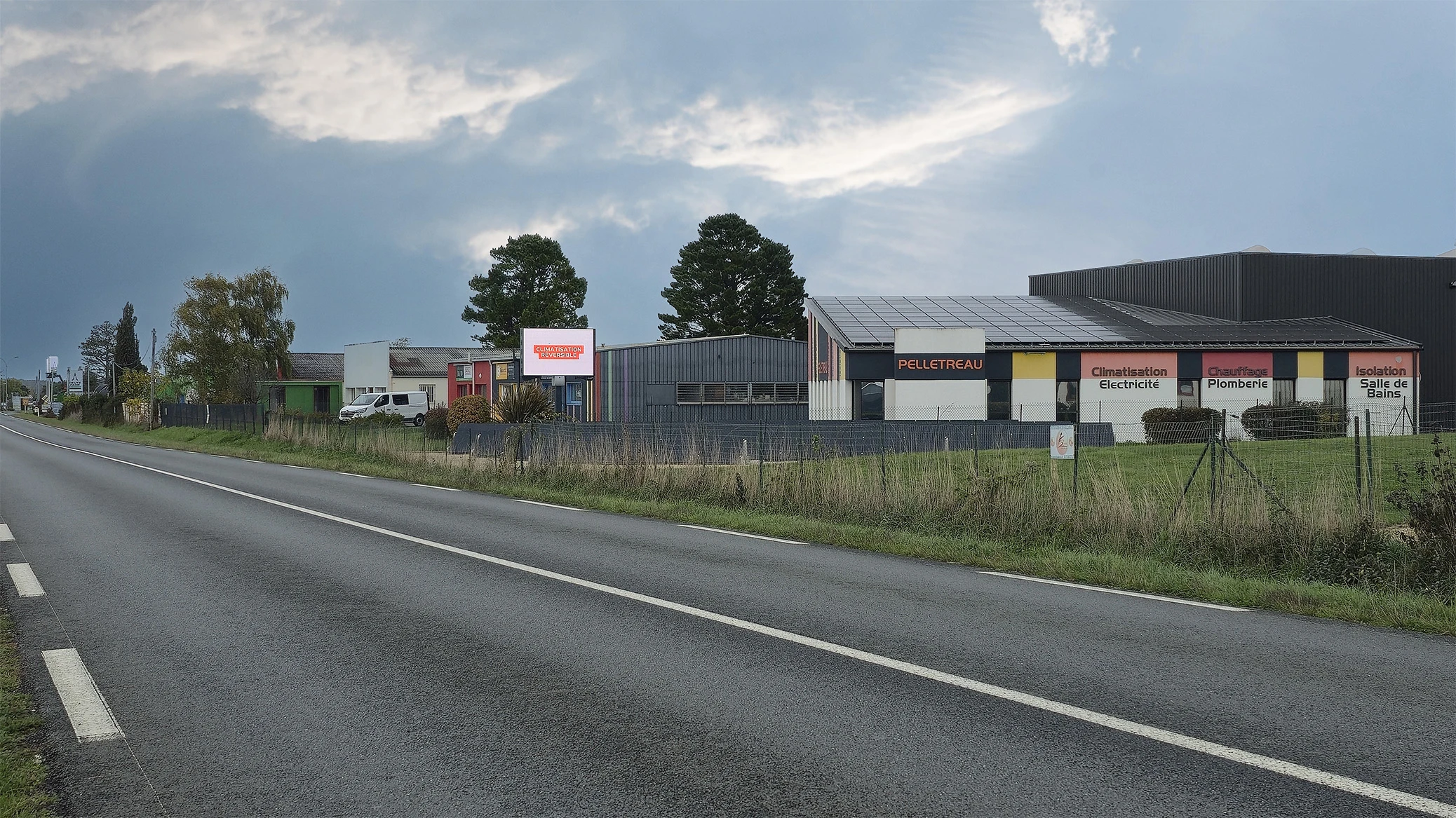 Intégration paysage photovoltaïque au sol entreprise en Vendée